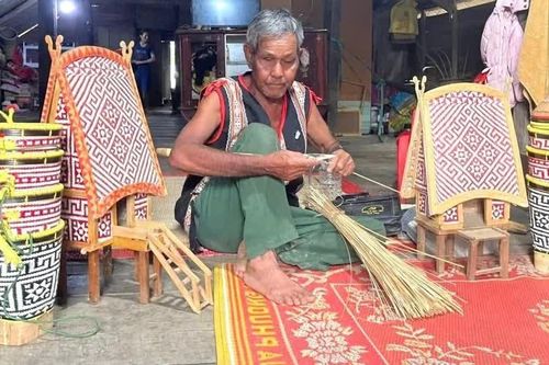 Những đảng viên gương mẫu, tiên phong ở buôn làng