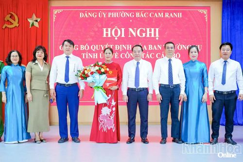 Trao quyết định của Ban Thường vụ Tỉnh ủy Khánh Hòa chuẩn y Bí thư Đảng ủy phường Bắc Cam Ranh, nhiệm kỳ 2025 - 2030