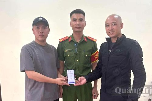 Công an xã Hoàn Lão hỗ trợ người dân nhận lại 5 tỉ đồng chuyển khoản nhầm