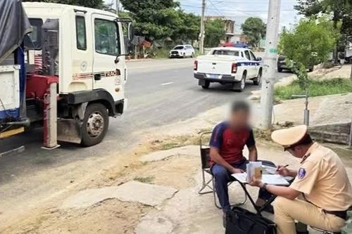 CSGT Gia Lai phát hiện tài xế mượn thẻ nhận dạng của người khác để lái xe tải