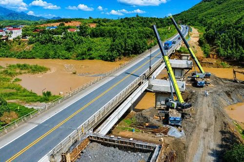 Đại công trường mở rộng cao tốc Nội Bài - Lào Cai sau 10 tháng thi công