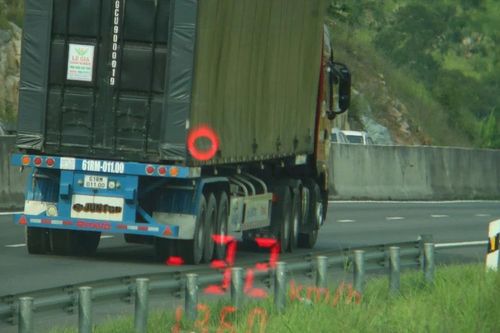 Xử phạt gần 1.800 trường hợp đi dưới tốc độ cho phép trên cao tốc