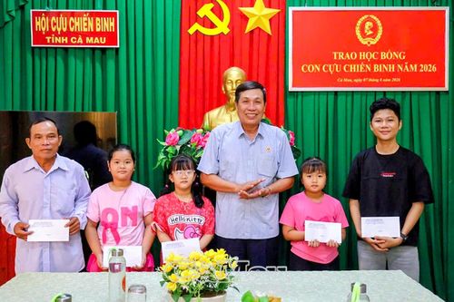 Trao học bổng 'Tiếp sức đến trường' cho con cựu chiến binh