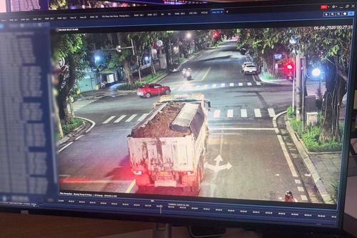 Camera AI truy vết tài xế xe tải làm rơi vãi đất ra đường trong đêm ở Hà Nội