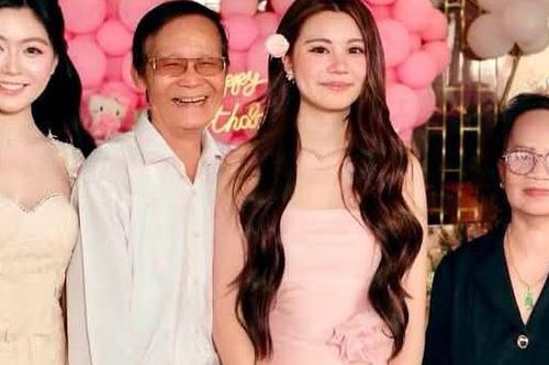 Bố mẹ vợ MC Quyền Linh gây chú ý trong ngày đặc biệt của cháu ngoại