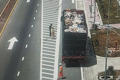 Hàng loạt ô tô thủng lốp bất thường trên cao tốc, camera truy dấu một xe tải