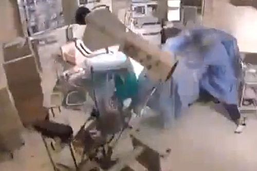 Xúc động khoảnh khắc bác sĩ dùng thân mình che chắn cho bệnh nhân giữa động đất