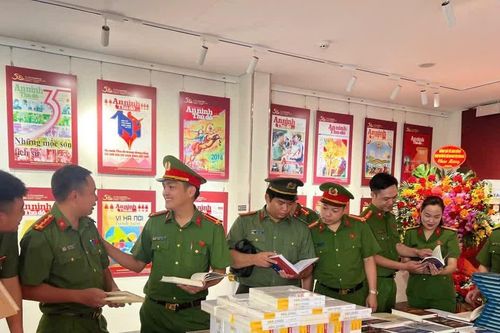 Công an phường Láng tham quan trưng bày Sách – Báo – Ảnh 50 năm kỷ niệm An ninh Thủ đô xuất bản số báo đầu tiên