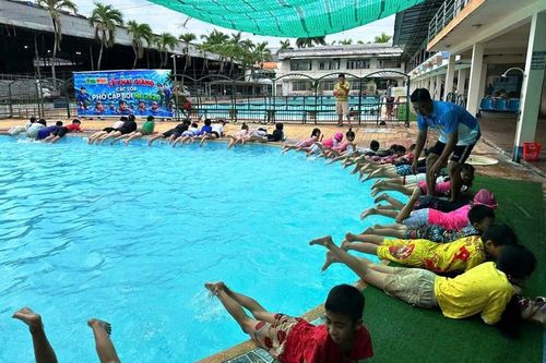 Thiếu nhi phường Mỹ Thới được phổ cập bơi cơ bản trong dịp hè