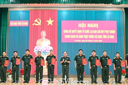 Công bố quyết định điều động, bổ nhiệm nhân sự; giải thể, tổ chức lại lực lượng quân sự địa phương