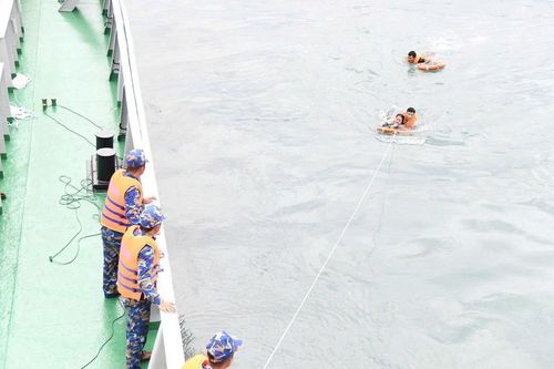 Đà Nẵng: Cứu được 2 trong số 4 người bị sóng cuốn tại Mũi Nghê