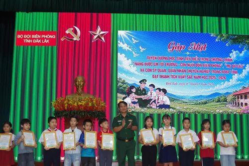Bộ đội Biên phòng tỉnh Đắk Lắk trao thưởng 296 em học sinh tiêu biểu có thành tích xuất sắc trong học tập