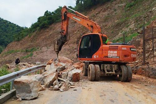 Clip tảng đá lớn lăn xuống đường, hất văng hàng rào sắt ở Nghệ An