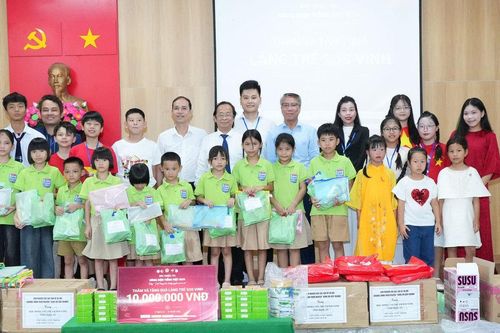 Hành trình 'Về nguồn - Theo dấu chân Bác'