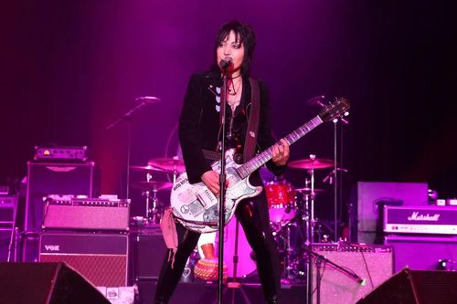 'Huyền thoại nhạc rock' Joan Jett phẫu thuật cột sống ở tuổi 67