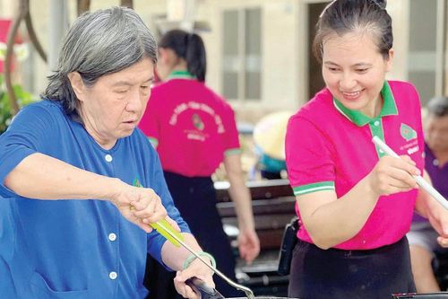 Điểm tựa của 'tuổi xế chiều'