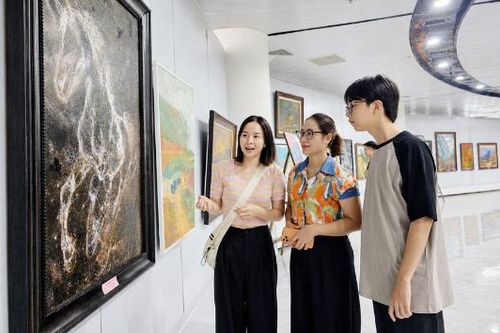 Họa sĩ Nguyễn Ngọc Mai: Kể chuyện văn hóa Việt bằng sơn mài