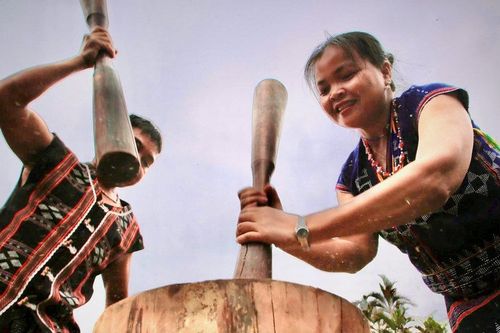 Sống động hội làng văn hóa Cơ Tu