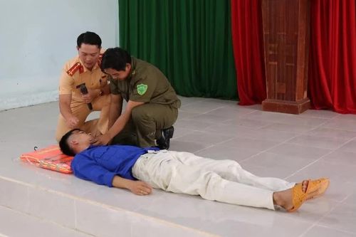 Công ty Cổ phần Thủy điện Đa Nhim - Hàm Thuận - Đa Mi phối hợp tổ chức tuyên truyền phổ biến Luật Giao thông đường thủy nội địa và phòng, chống đuối nước tại xã La Dạ, xã Đồng Kho, tỉnh Lâm Đồng năm 2026