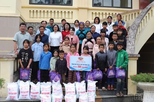 Hơn 200 triệu đồng được trao cho các em học sinh tại xã Si Ma Cai
