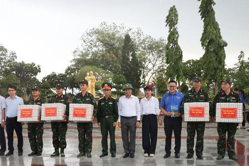 Phó Chủ tịch UBND tỉnh Lâm Đồng Đinh Văn Tuấn thăm, động viên lực lượng lấy mẫu hài cốt liệt sĩ