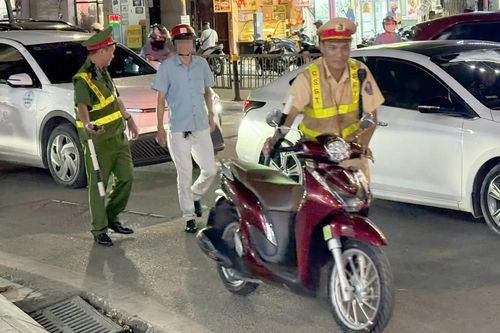 Hà Nội: Ăn nhậu xem bóng đá rồi lái xe, nhiều tài xế bị tạm giữ phương tiện
