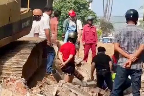 Tường sập khiến 2 công nhân đang thi công thương vong
