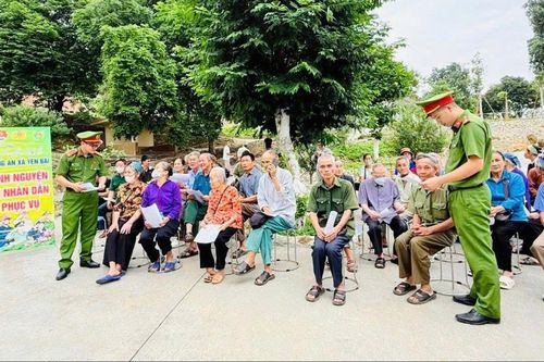 Công an cơ sở - 'Điểm tựa' giữ bình yên từ sớm, từ xa