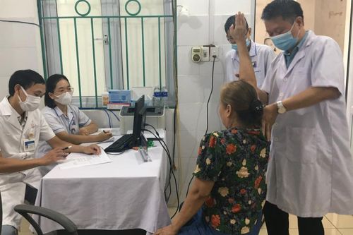 Gần 90 người dân được khám, tư vấn sức khỏe cùng chuyên gia Bệnh viện Thể thao Việt Nam