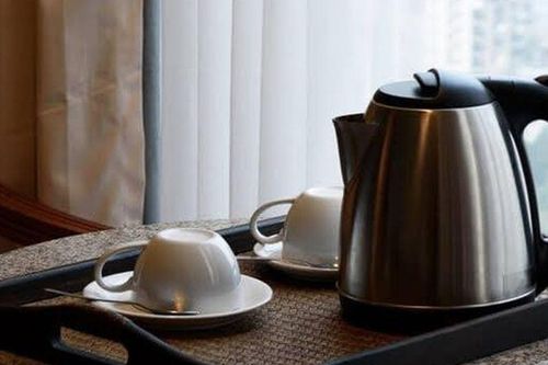 Tại sao bạn không nên dùng ấm siêu tốc trong khách sạn?