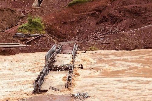 Mưa lũ cuốn cầu tạm ở Nghệ An, nhiều tuyến đường sạt lở, giao thông chia cắt