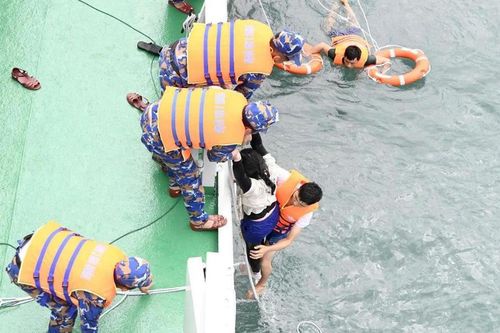 Cô gái không biết bơi may mắn sống sót sau 8 giờ trôi dạt trên biển
