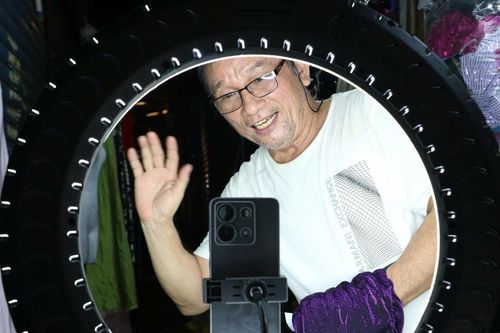 Từ thợ cơ khí thành 'ông già bán đầm đẹp' nổi tiếng ở TP.HCM