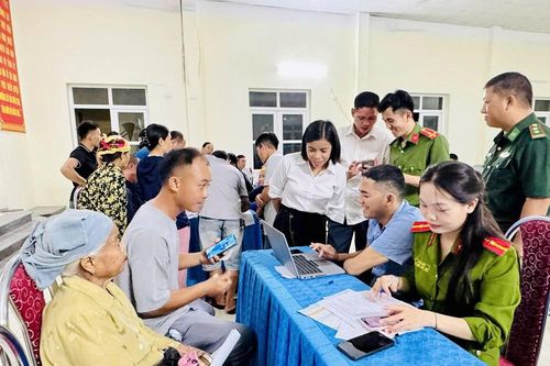 Dịch vụ công về tận thôn, bản vùng biên Mường Lát