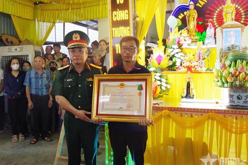 Trao Huân chương Bảo vệ Tổ quốc hạng Ba tới thân nhân của Trung sĩ Cao Tuấn Anh