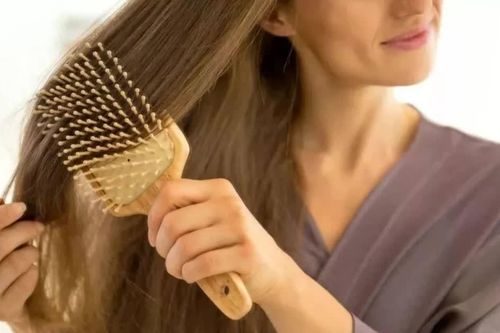 Lợi ích bất ngờ khi chải tóc mỗi ngày