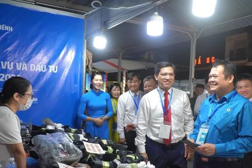 Gần 70 gian hàng hội tụ tại hội chợ thương mại phường Nếnh