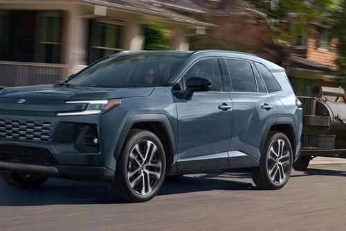 Toyota thừa nhận sức ép từ xe Trung Quốc khiến họ phải tăng giá