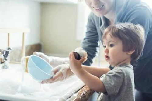 Cha mẹ nên rèn tính tự lập cho trẻ từ khi nào?