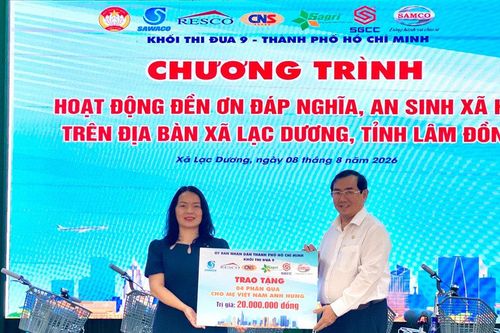 Khối thi đua số 9 - TP Hồ Chí Minh trao 60 suất quà, học bổng cho người dân xã Lạc Dương