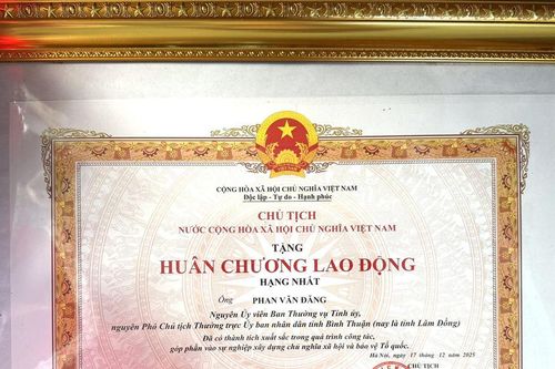 Đồng chí Phan Văn Đăng được tặng Huân chương Lao động hạng Nhất