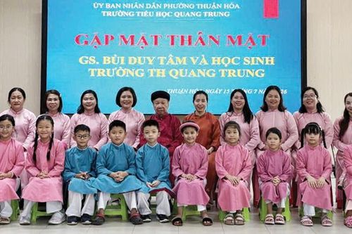 GS.TS Bùi Duy Tâm: Mặc áo dài là thể hiện lòng tự trọng và niềm tự hào dân tộc!