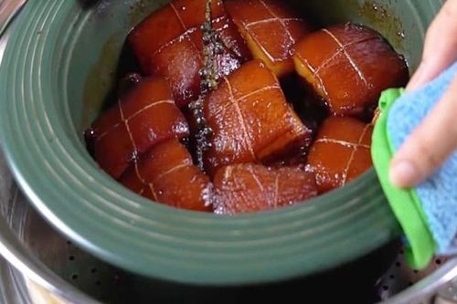 Tại sao khi kho thịt, người ta thường buộc một sợi chỉ bên ngoài miếng thịt, mục đích là gì?