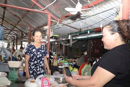 Thanh toán không dùng tiền mặt ở chợ quê Phúc Sơn