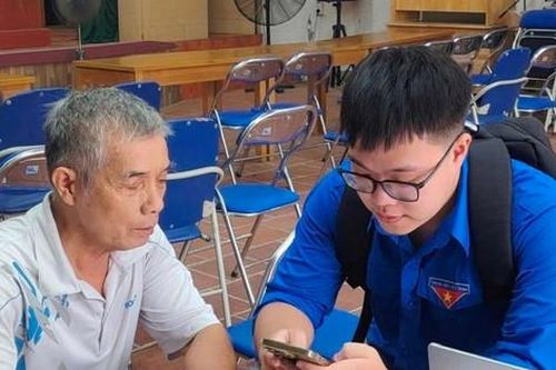 Tuổi trẻ Phú Thượng đưa chuyển đổi số đến từng chi bộ