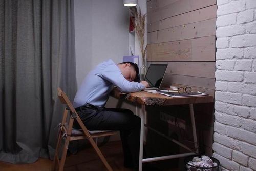 Sếp tôi không ép làm thêm giờ nhưng giao lượng công việc bằng hai người