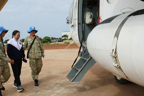 Quân y Việt Nam chuyển tuyến bệnh nhân bằng trực thăng ở Nam Sudan