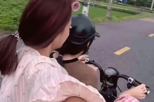 Quảng Ninh: Nữ sinh lớp 9 lái xe máy điện bằng chân, chở bạn không đội mũ bảo hiểm