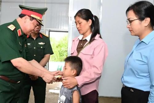 Khẩn trương dựng nhà giúp dân vùng lũ