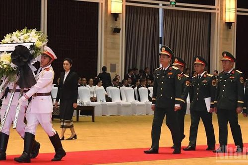 Đoàn đại biểu Bộ Quốc phòng, Bộ Công an Việt Nam viếng đồng chí Saysomphone Phomvihane